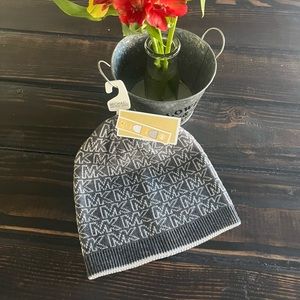 Michael Kors NWT beanie. Gray, Reversible. Light gray/dark gray